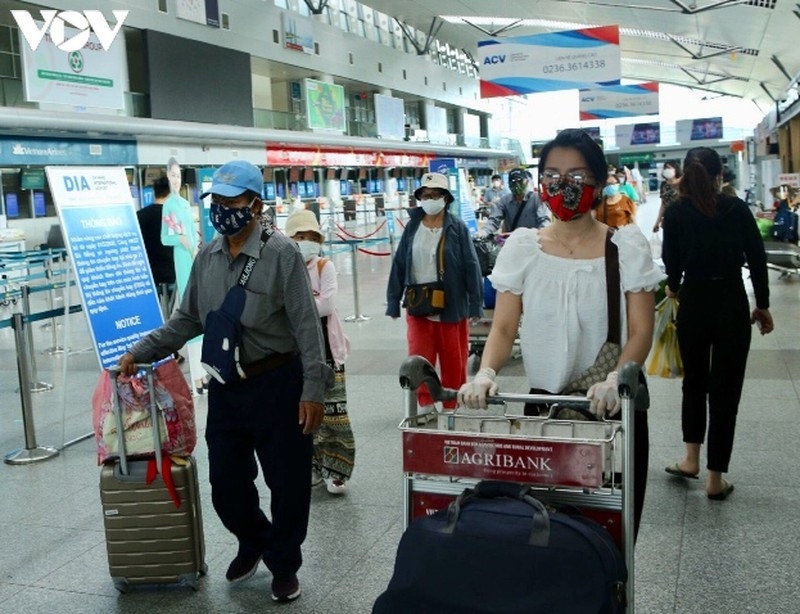 Hơn 200 du khách rời Đà Nẵng về Hà Nội
